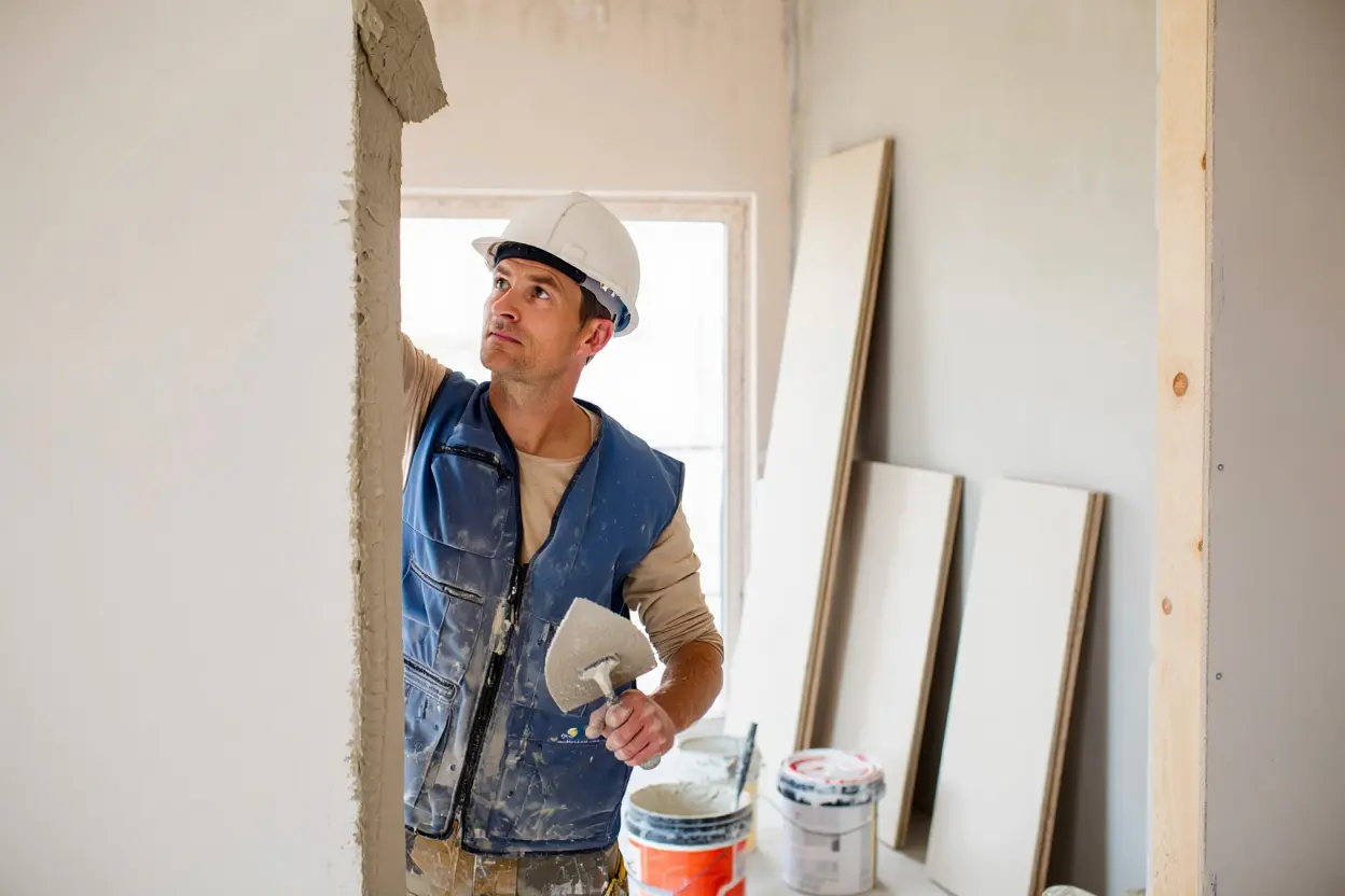 Plaquiste en action sur chantier